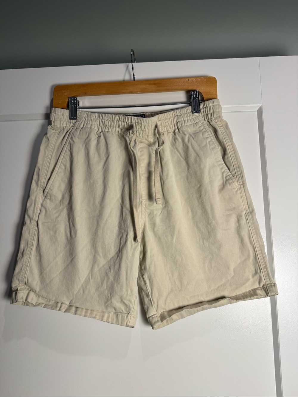 Todd Snyder khaki 7” weekend shorts drawstring